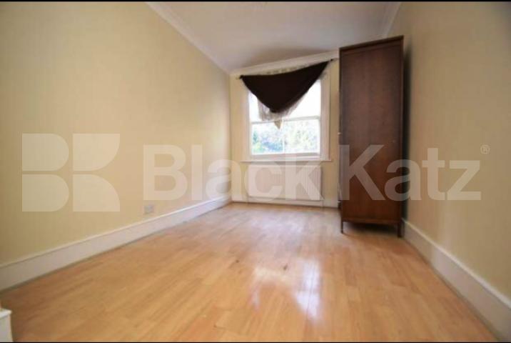 			GOOD FOR 3 SHARERS!, 2 Bedroom, 1 bath, 1 reception Flat			 Holloway Road, HOLLOWAY/ARCHWAY 